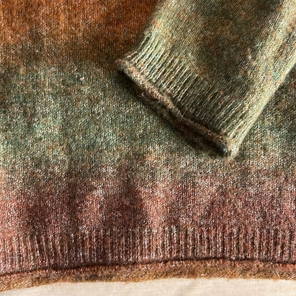 Hem & Thread - crewneck sweater - wms sz small - Picture 2 of 3